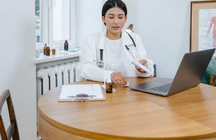 Znaczenie badań monitorujących w medycynie pracy: jak śledzić stan zdrowia pracowników?